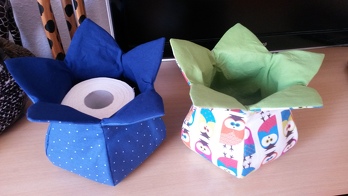 Blütenkorb. Hat sehr gut geklappt und der große lässt sich wunderbar mit einer Rolle Toilettenpapier verschenken. Und die kleinen sind schön um sie mit Maschine auf dem Tisch zustellen oder zu verschenken.