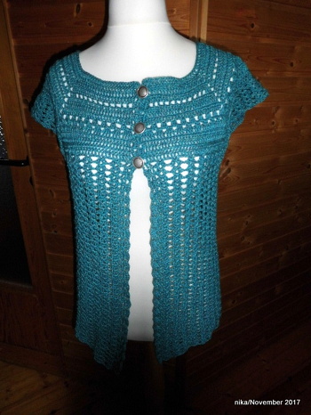 Die Häkelweste ist einfach nachzuarbeiten, ich habe dafür kein Farbverlaufsgarn gewählt, sondern einmal die Farbe 