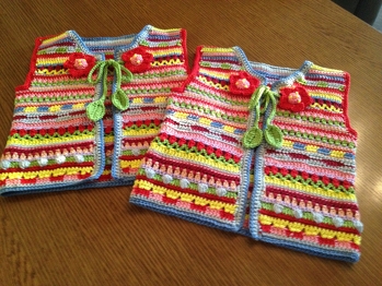 Danke für die Anleitung dieser hübschen Westen.
Alleine die Farben haben schon großen Spaß gemacht, die Weste nachzuarbeiten.
Die abwechslungsreichen Muster machen die Handarbeit kurzweilig und man möchte einfach immer weitermachen... Selbst für Zwillinge - im Doppelpack :-)