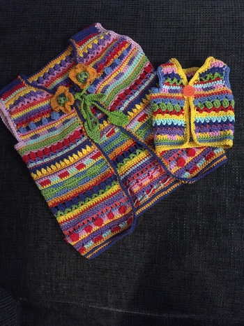 Ich habe die Weste jetzt das zweite Mal gehäkelt. Diesmal mit einer Puppenweste dazu.