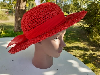 Ich habe letztes Jahr einige Hüte nach dieser Häkelanleitung angefertigt in verschiedenen Farben. Die Anleitung ist sehr gut erklärt. Die Hüte sind alle toll geworden.