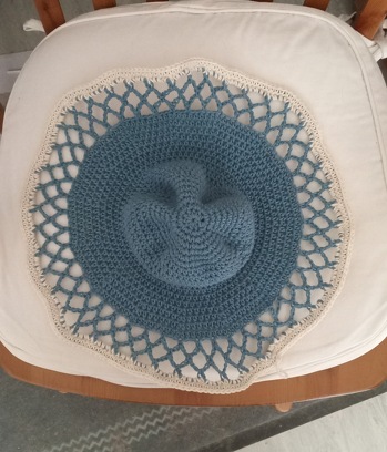 Die Anleitung ist gut verständlich geschrieben und deshalb leicht nachzuarbeiten,  Leider konnte ich meinen Hast finden und habe den Hut deshalb aus Baumwolle gehäkelt.