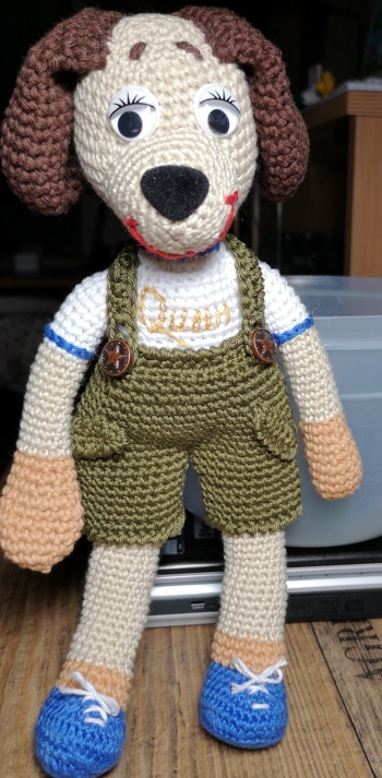 Die Anleitung war sehr leicht nach zu häkeln. Ich habe Hannes Hund für meinen Mann Hannes gehäkelt, der ein Hunde-Narr und Fan der Musikgruppe Queen ist, weshalb ich den Namen aufgestickt habe. Danke!