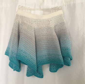 Super toller Rock!!! Ich bin richtig neidisch auf meine Maus =D
Hab mich natürlich am Bund von der Größe total vertan - aber mit nem Knopflochgummi und nem Doppelknopf passt er Ihr dann nächstes Jahr auch noch :)