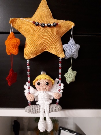 mein Ufo ist gelandet.
Danke für die tolle AL. Bei mir sitzt aber ein Engelchen auf der Schaukel (Engel kostenl AL i-net), habe nur die Arme und Beine verlängert.
Meine Restperlen konnte ich auch gleich mit verarbeiten.