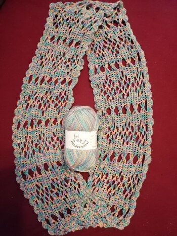 Ich habe hierfür 73g = 285 m Einhornwolle mit Glitzer (1 Knäuel = 100g a 390m) verbraucht. Der Loop hat eine Breite von 18 cm (inkl. Muschelrand) und eine zusammengelegte Länge von 65 cm. Gehäkelt habe ich mit NS 3,5!