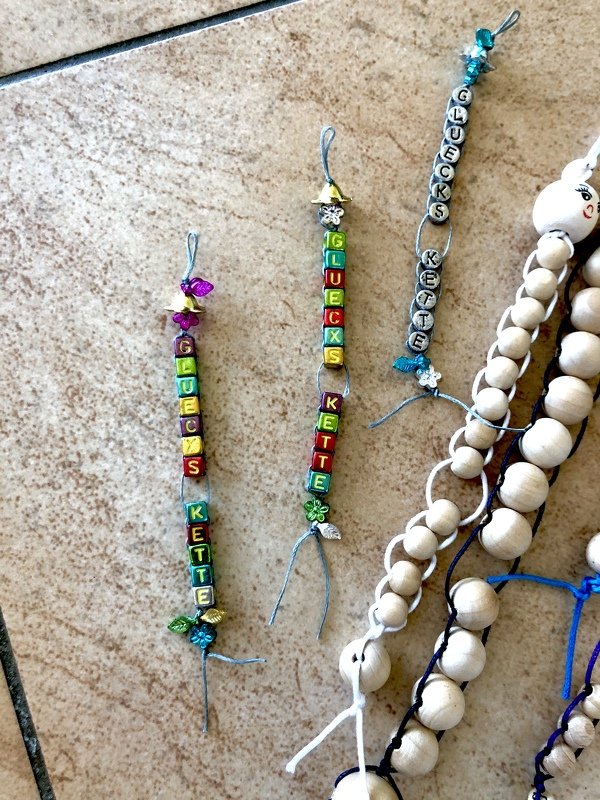 Glückskette , mit beweglichen - fixierten Holzkugeln 