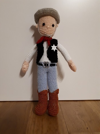 Dadurch das er keine Haare hat, musste ich Wayne doch noch ein Paar Ohren annähen, hätte sonst blöd ausgesehen.