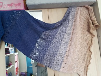 Sehr einfache Anleitung... ich habe nur jedes Muster früher gestrickt als der Farbwechsel kam, daher habe ich mehrere Muster drin.