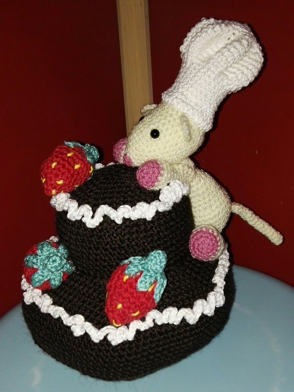 Erdbeer-Schokotorte mit Mäusebäcker - Häkelanleitung