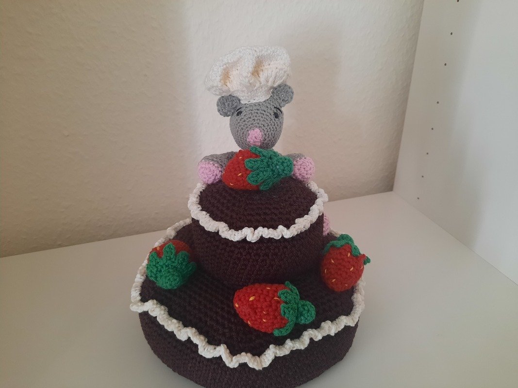 Erdbeer-Schokotorte mit Mäusebäcker - Häkelanleitung