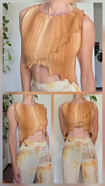 Gehäkelt mit der Woolly Hugs Bandy Wish und 5er Nadel. Da es mir in der angegebenen Größe S noch zu weit war, habe ich selbst ein XS daraus gemacht. Hierzu waren einige Modifikationen bei den Gesamt-Maßen, der Maschen- und Reihenzahl sowie den verkürzten Reihen nötig. Außerdem habe ich die letzte Zacke noch etwas weiter über der Schulternaht enden lassen. Ein wenig Getüftel und Aufgeribbel, aber es hat sich gelohnt. Ein sehr besonderes Top.