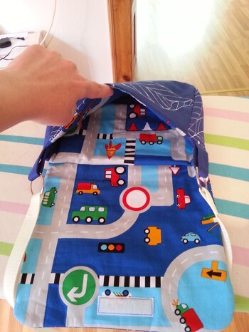 Als Spieltaschen-version... Gefüllt mit kleinen Autos und einem Playmobil Motorrad vertreibt sich Sohnemann die Zeit 