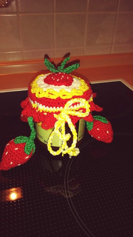 Häkelanleitung: Hübscher Marmeladenglasdeckel mit Erdbeeren