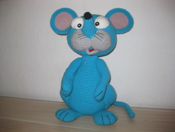 meine Supermaus 34cm groß, hat Spaß gemacht. Habe 150gr. Hauptfarbe gebraucht (LL 133m) Anleitung super !!
