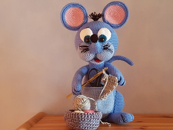 Meine Maus verhäkelt Reste. Die Anleitung liess sich gut umsetzen.