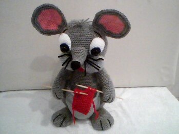 Bei der guten Anleitung, hat es sehr gut geklappt. Lola ist fleißig am Stricken!!!!!!