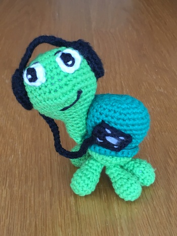 Ich habe, wie es scheint, immer länger als andere wenn ich hier die Kommentare lese. Schnell hat bei mir einen anderen Begriff. Ich habe diese süsse Schildkröte mit viel Liebe gehäkelt und wollte sie schenken. Da ich jedoch wegen ein paar kleineren Pannen so lange hatte, wollte ich sie dann doch selbst behalten. Sie ist mir auch zu fest ans Herz gewachsen! So niedlich! Ein riesen Kompliment an die Künstlerin!