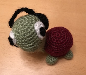 Aus Chillkröte wurde Winterkröte, d.h. die Kopfhörer sehen jetzt zwar eher wie Ohrenschützer aus. Aber vielleicht wird der zweite Versuch besser  ;)