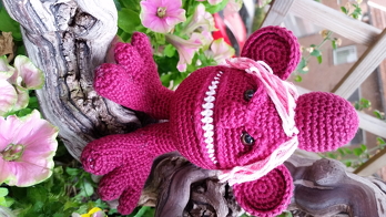 Mein kleiner Schatz. Der Beulengnom von Claudia ist einfach zu arbeiten. Ich freue mich jeden Tag darüber. . Immer wenn ich den Flur lang gehe lächelt er mich an. Danke dafür.