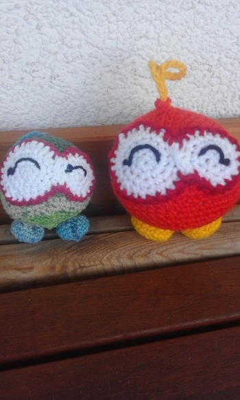 Ich habe mich mal an zwei Knobblys versucht und war erstaunt wie schnell ich sie fertig hatte. Obwohl beim ersten mal die Anleitung etwas schwierig war. Durch das unregelmäßige zu und abnehmen.