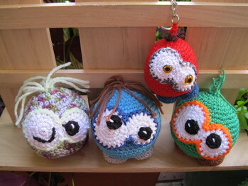 Das Nacharbeiten hat sehr viel Spaß gemacht und ging auch ganz leicht. Alle fertigen Knobblys haben sofort neue Familien gefunden und sind außer Haus. Nun werde ich wohl noch ein paar häkeln, die dann in meinem Besitz bleiben. Mit freundlichen Grüßen Jarmila