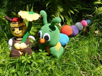 Theo und seine Freundin Hilde im Garten gemeinsam unterm Sonnenschirm