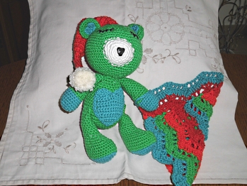 Im großen und ganzen hat es gut geklappt.
Hatte nur zuerst Schwierigkeiten beim lesen des Musters für die Kuscheldecke.
Wie man sieht habe ich auch Schnauze und Herz gehäkelt.Fand ich einfach schöner so.Die Nase hab ich mit einem Perlenpen gemacht.
Meine Nachbarin hat den erst halbfertigen Teddy gesehen und gleich zwei Stück für ihre Urenkel bestellt.