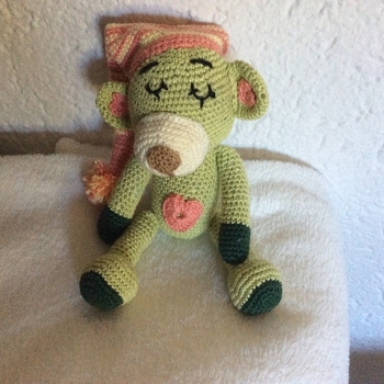 Es hat Spaß gemacht den Gute Nacht Teddy zu häkeln.
Das ist das Ergebnis von mir nach Ihrer Anleitung.