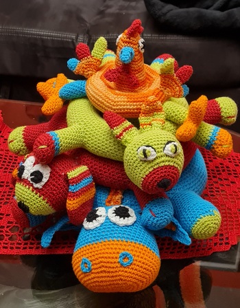 Was man bekommt: Eine sehr umfangreiche Anleitung, 4 Kuscheltiere mit Überraschung im Inneren,pädagogisch wertvolles Spielzeug zum Erlernen von Größen und Zuordnung von Farben,eine liebevoll überarbeitete Gute-Nacht-Geschichte zum Vorlesen und dank der Bilder Wiedererkennen der gehäkelten Tiere und viel Freude beim Nacharbeiten. Da doch sehr viel Teile gearbeitet werden müssen braucht man Geduld,darum mein Urteil :mittelschwer aber auf jeden Fall das Geld wert.