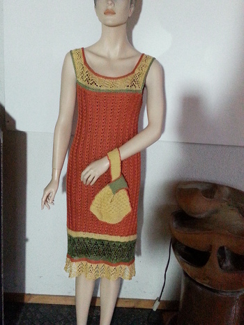 Ich habe die Tasche aus Maulbeerseide passend zu meinem selbstgestricktem Seidenkleide gemacht.