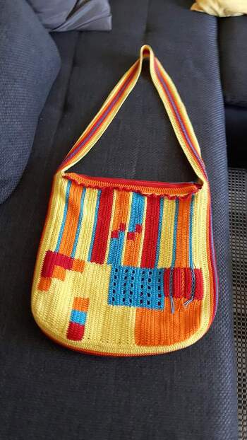 so eine tolle Tasche, ixh hab die Farben etwas verändert, danke für die Anleitung 