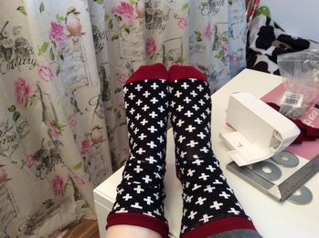 Man sollte die Socken nicht mit der Overlock vernähen, da kratzt die Naht etwas. Ansonsten schnell zu nähen. Eine tolle Resteverwertung