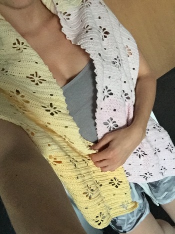 Mittlerweile habe ich die Anleitung schon ein zweites mal gehäkelt. Ich suchte nach etwas frisch/filigranem für meinen ersten erstandenen Bobbel (Hellgelb-Rosa). Das blumige Muster schien perfekt und wirkte als Schal sehr schön. Das hat sich auch im Nachhinein bestätigt. Die Anleitung machte einen strukturierten und sehr klaren Eindruck. Es ist sowohl schriftlich als auch Bildlich beschrieben. Für diejenigen, die Häkelschrift bevorzugen, ist auch das vorhanden. Inhaltlich war alles richtig. Die Designerin ist auf etlichen Kanälen zu erreichen, antwortet schnell und ist unglaublich hilfsbereit bei jeglichen Fragen. Besitze nun auch mehrere Anleitungen von Ihr. Die Stola Paeara ist auch für Häkelanfänger geeignet.