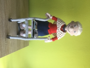 Hat einfach nur Spaß gemacht. Tolle Anleitung. Opa folgt bestimmt auch noch. Ist ein Geschenk zum Ruhestand. Oma steht auch selbstständig, wenn sie sich am Rollator festhält. Aber da dann auch etwas Geduld gefordert ist, habe ich sie auf einen Puppenständer gestellt. Finde fällt kaum auf und so steht sie standsicher und kann auch mal den Rollator stehen lassen.... da die Beschenkte gerne liest,habe  ich ihr statt das Nudelholz ein paar Zeitungen auf den Rollator gelegt.