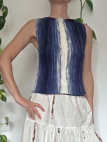 Auch hier habe ich (wie beim Top Asti) mit der 5er anstatt einer 6er Nadel gearbeitet. Das verwendete Garn ist Online Arona Batik (gleiche Eigenschaften wie bei Woolly Hugs Bandy!). Ich habe hier die "Rückseite" des Musters nach außen genommen, weil ich die rauere Struktur auch sehr schön finde.
#sommer #tunesischhaekeln #straekeln #top #batik #Baumwolle #baendchengarn
