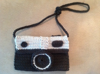 Ich habs geschafft, viele Stunden, aber schön! Es sieht einfacher aus als es ist.
Ich habe den oberen Teil in silberfarben gewählt.
Die Spiegelung habe ich bewusst weggelassen. Es hätte hier nicht gepasst bei meinem Exemplar. Ich habe auch so satt gehäkelt, dass es gar nicht mehr möglich war darauf zu sticken.