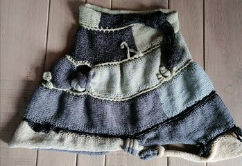 Eine sehr schöne Anleitung, ja man kann süchtig werden, es strickt sich so leicht beim Fernseh schauen.
Ich habe den Bobbel Butterfly von Wolly Hugs genommen