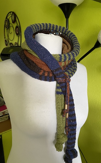 Meine Interpretation des Knotenloops von Wollopus, gestrickt aus Resten.