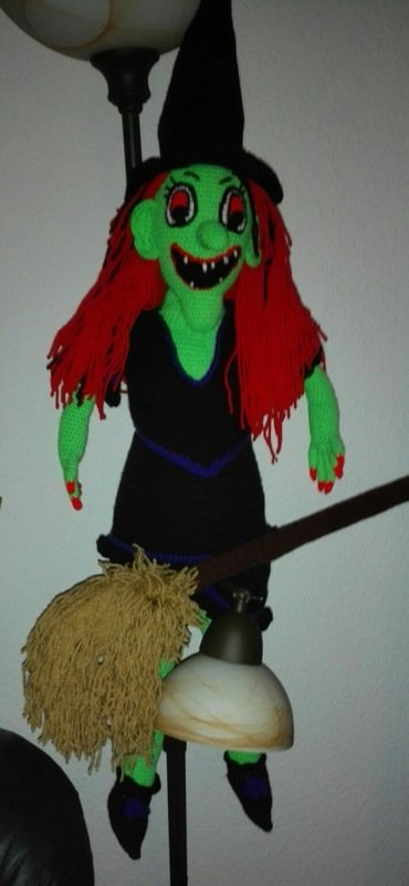 Häkelanleitung - Große Halloweenhexe mit Besen (80 cm hoch)