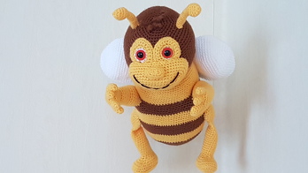 Meine Biene ist ein ganz schön grosser Brummer geworden. Sie fliegt durch die Küche. Vielen Dank an surishaekelfee für eine hübsche kostenlose Anleitung.