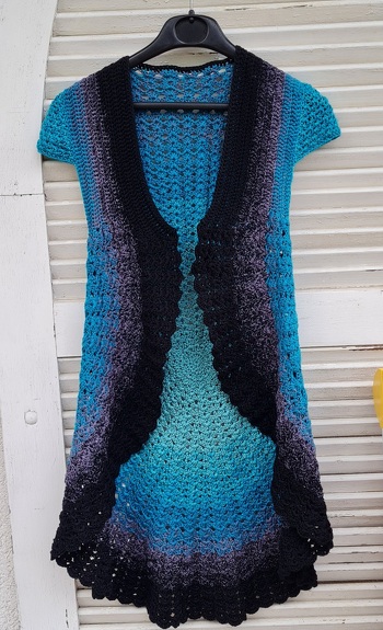 Ich habe die Jacke in Größe 140 gearbeitet und musste daher ein bisschen ausprobieren, aber die Anleitung hat mir trotzdem sehr geholfen.
Sie ist sehr verständlich und leicht nachzuarbeiten. Mein verwendetes Garn war eine Baumwoll/Acryl Mischung.
Ich bin mit dem Ergebnis sehr zufrieden.
Vielen Dank.