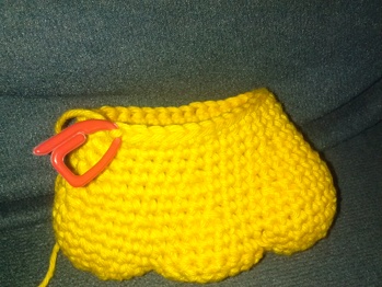 Komme bei den Fuss nicht weiter XD Hilfeeeeeeeeeeeeeeeeeeeeee
ab jetzt wird in Reihen gehäkelt:
Reihe 15: 12 fM, KM, wenden usw.......