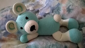 Dieses süße Bärchen muss man einfach nachhäkeln. Hat Freude bereitet und die Anleitung war gut zu verstehen. Den Kopf habe ich nicht ganz so perfekt angenäht bekommen. Er liegt nicht ganz so gut auf den Tatzen auf. Das ist aber auch so die einzige Schwierigkeit beim Zusammennähen. Beim Häkeln der angewinkelten Beine war ich mir nicht gleich sicher ob, das so stimmt, aber dann es doch geklappt. Man lernt mit jedem neuen Projekt einen weiteren Arbeitsgang dazu. Auf jeden Fall hat es Spaß bereitet. Werde ich bestimmt nochmal häkeln. Danke für so eine niedliche Anleitung