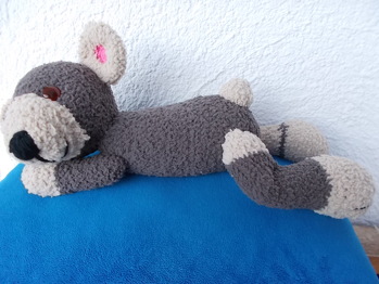 Nochmal das süße Kuschelbärchen - diesmal liegend. Das Gesicht habe ich etwas erweitert und ihm ein breites Grinsen verpasst. :-)