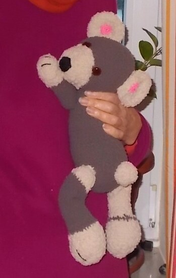 Wie man sieht, hat die Wolle bei mir nicht gereicht. So ist er halt etwas Besonderes. Aufgrund der Kuschelwolle war das Verhäkeln nicht so einfach. Dafür ist das Ergebnis doch sehr niedlich. Manche Teile habe ich etwas abgeändert, weil sie bei mir anders aussahen als in der Anleitung (lag sicher an der Wolle).