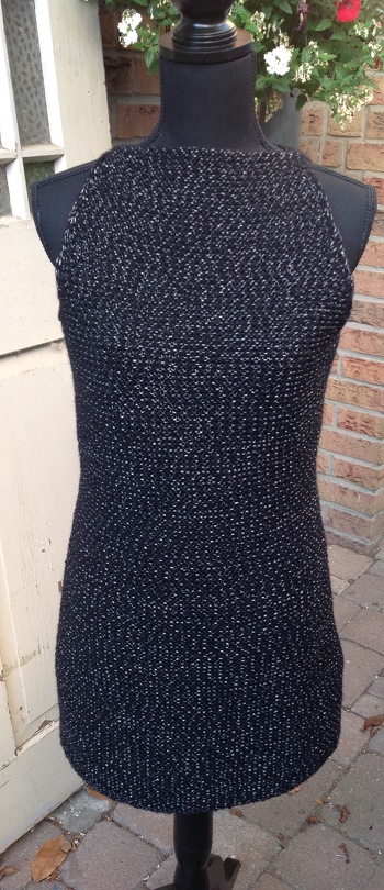 Ich bin fertig. Ich habe die Anleitung etwas abgeändert. Ich habe das Kleid unterfüttert und hinten einen 40 cm langen Reisverschluss eingenäht. Jetzt hoffe ich, das es passt.