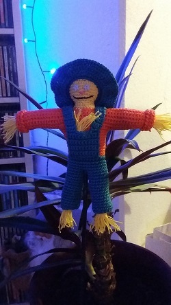 hier ist meine Vogelscheuche Rudi. Hat wirklich Spaß gemacht nach dieser AL. Ich hatte nur Probleme am Hals, es ließ sich schwer ins hiMsgl bei den Kettmaschen häkeln. Deshalb hab ich beim Kopf improvisieren müssen, er ist nun etwas kleiner geworden. Die Flicken auf der Hose kommen noch dran, aber ich wollte euch Rudi gleich zeigen. Ich finde ihn doch gelungen. Was meint ihr?