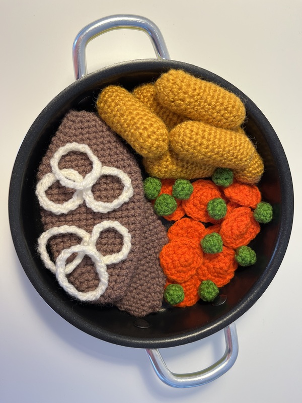 Menü aus Schnitzel, Kroketten, Erbsen und Möhren mit Soße, Ketchup und Mayo