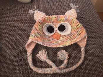 Ich habe einen Reflektorfaden mitlaufen lassen. Mein Sohn liebt seine Eulenmütze.